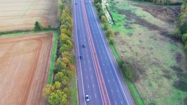 Vue Aérienne Véhicules Circulant Sur Route Dans Banlieue Une Ville — Video