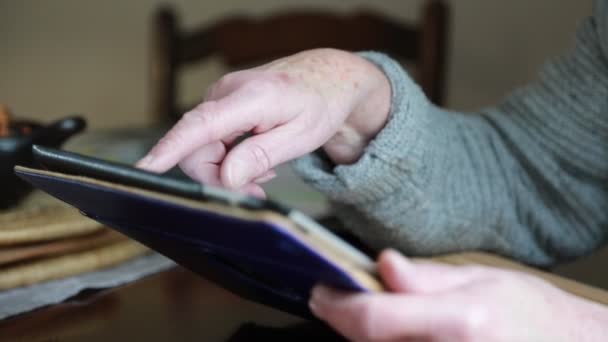 Evde Dijital Tablet Kullanan Yaşlı Bir Kadının Kısmi Görüntüsü — Stok video