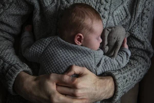 Un padre sosteniendo a su hijo en el pecho. Vinculación familiar. Paternidad — Foto de Stock