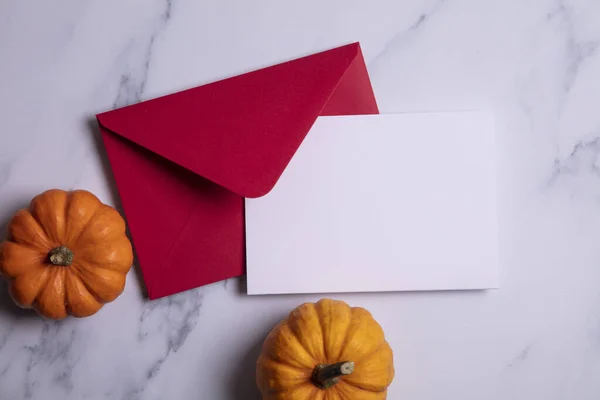 Хеллоуїн і порожня листівка і конверт — стокове фото