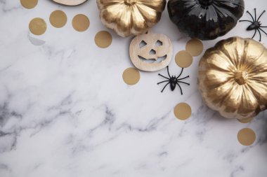 Cadılar Bayramı lüks altın ve siyah balkabağı düz arkaplan kompozisyonu