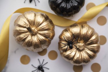 Lüks altın ve siyah sonbahar balkabağı düz bir mermer zemin üzerinde yatıyordu