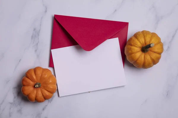 Halloween et thanksgiving carte blanche et enveloppe — Photo