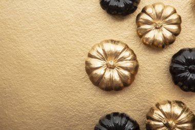 Lüks altın ve siyah sonbahar balkabağı düz altın bir zemin üzerine serili