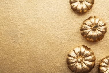 Altın Şükran Günü balkabağı derisi renginde.