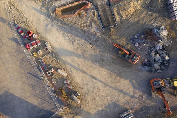 Vista aérea sobre máquinas pesadas em um canteiro de obras — Fotografia de Stock