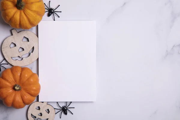 Tarjeta de halloween blanco en blanco con calabazas y arañas. Cartel de invitación maqueta — Foto de Stock