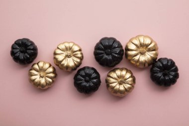 Pasta pembesi üzerinde altın ve siyah balkabakları. Düz yatıyordu şükran günü kompozisyonu