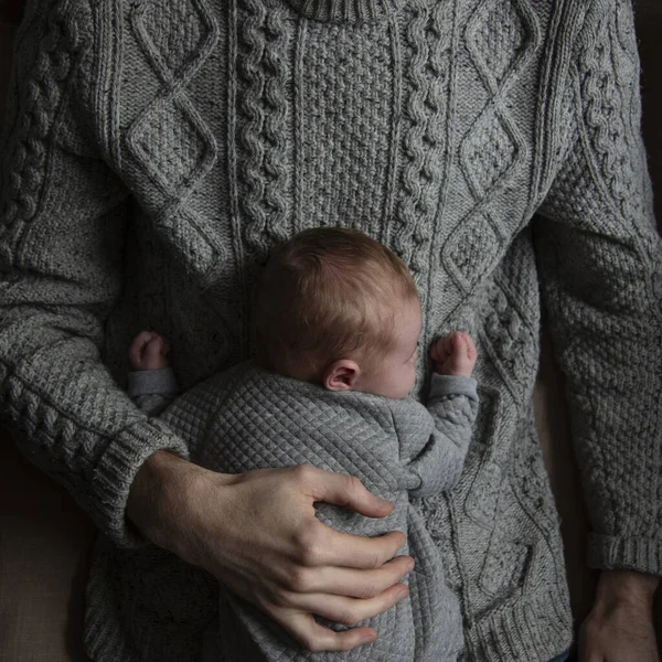 Un père tenant son fils sur sa poitrine. Un lien de famille. Paternité — Photo