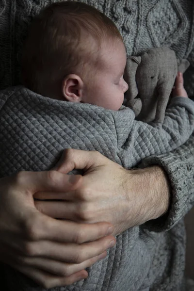 Un padre sosteniendo a su hijo en el pecho. Vinculación familiar. Paternidad —  Fotos de Stock