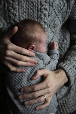 Oğlunu göğsünde tutan bir baba. Aile bağı. Babalık