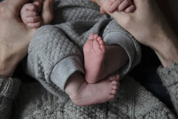 Nahaufnahme eines Vaters, der neugeborene Babys an den Händen hält — Stockfoto