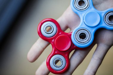 Popüler hareketli dönen oyuncak tutan bir kişi