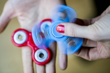 Popüler hareketli dönen oyuncak tutan bir kişi