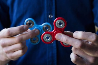 Popüler hareketli dönen oyuncak tutan bir kişi