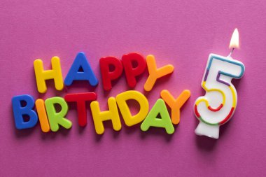 5 numara, doğum günü kutlaması mumu.