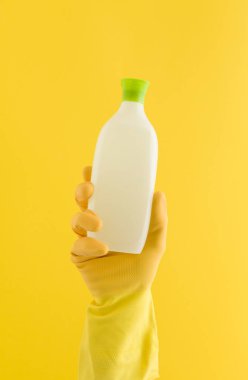 Sarı lastik eldiven ve temizlik malzemesi.