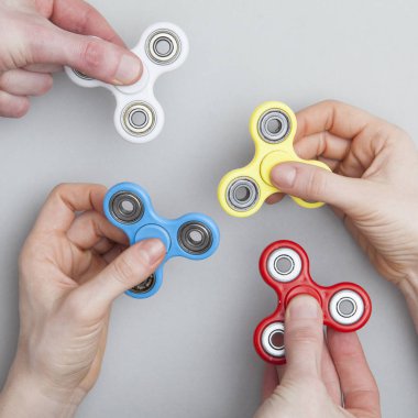 Popüler holding eller spinner oyuncak kıpır