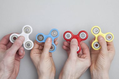 Popüler holding eller spinner oyuncak kıpır