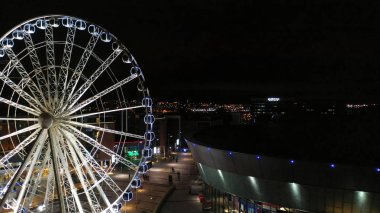 Liverpool, Uk - 1 Aralık 2018: The Wheel of Liverpool illumi