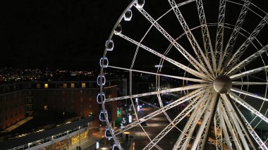 Liverpool, Uk - 1 Aralık 2018: The Wheel of Liverpool illumi