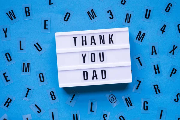 Leuchtkasten-Nachricht zum Vatertag auf blauem Hintergrund — Stockfoto