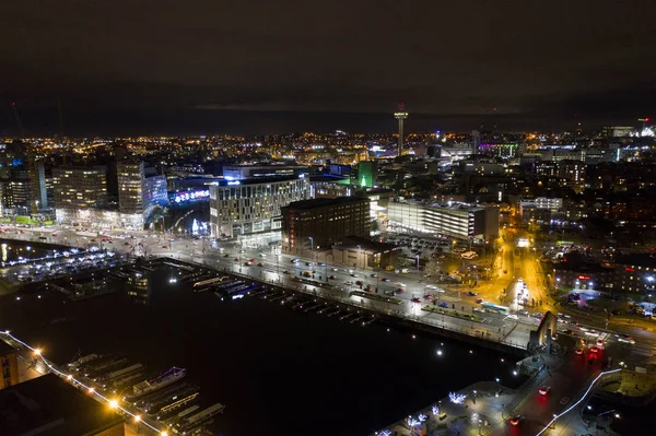 Luchtfoto van Liverpool stad 's nachts verlicht — Stockfoto