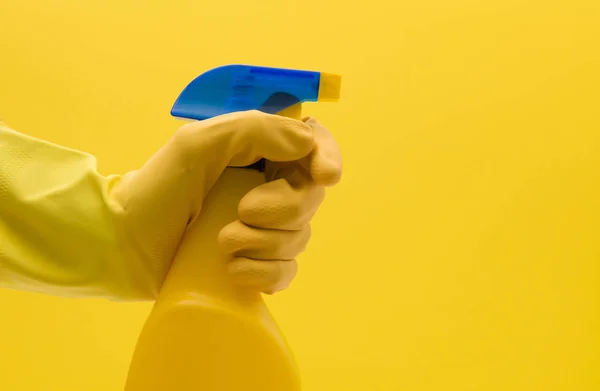 Hand i gul gummihandske med rengöringsprodukt — Stockfoto