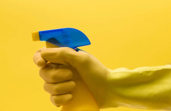 Hand in gele rubberen handschoen met schoonmaakmiddel — Stockfoto