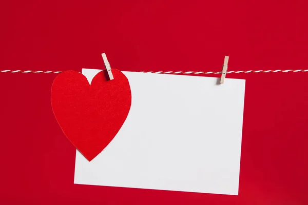 Rode papieren hart en blanco witte label gekoppeld aan een string — Stockfoto