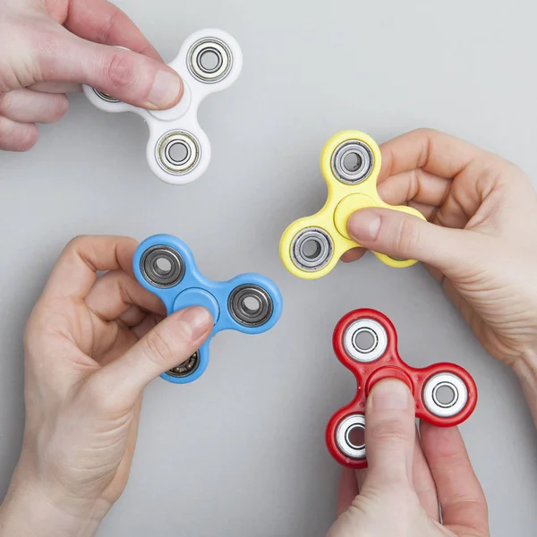 Mãos segurando brinquedo spinner fidget popular — Fotografia de Stock