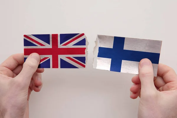 Drapeaux en papier britanniques et finlandais déchirés. concept de relation politique — Photo