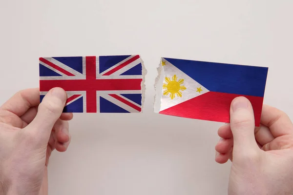 Banderas de papel del Reino Unido y Filipinas destrozadas. concepto de relación política — Foto de Stock