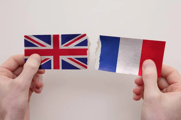 Drapeaux en papier britanniques et français déchirés. concept de relation politique — Photo