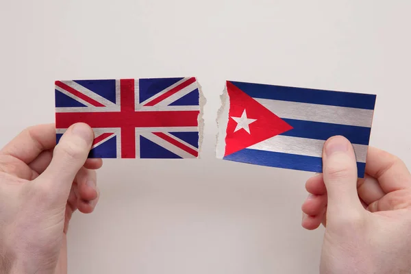 Паперові прапори Ука і Куби розірвалися. Концепція політичних відносин — стокове фото