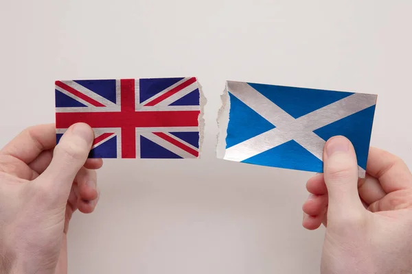 乌和苏格兰的纸旗被撕碎了. 政治关系概念 — 图库照片