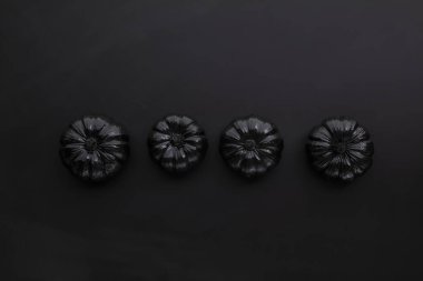 Karanlık bir arka planda ürkütücü siyah balkabakları. Cadılar Bayramı düz zemin