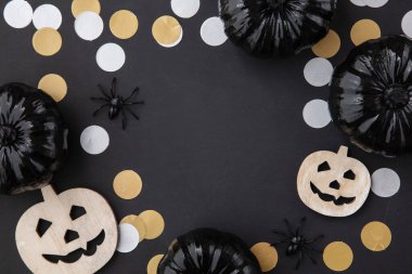 Siyah cadılar bayramı siyah balkabaklarıyla düz kompozisyon oluşturur.