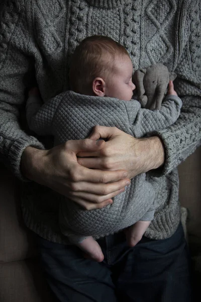 Un padre sosteniendo a su hijo en el pecho. Vinculación familiar. Paternidad —  Fotos de Stock