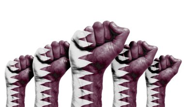 Katar bayrağıyla boyanmış bir protestocunun yumruğu.