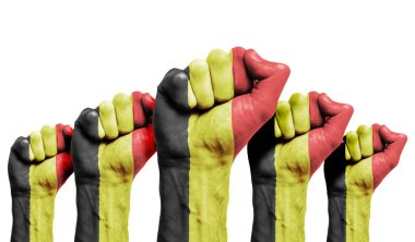 Belçika bayrağıyla boyanmış bir protestocunun yumruğu.