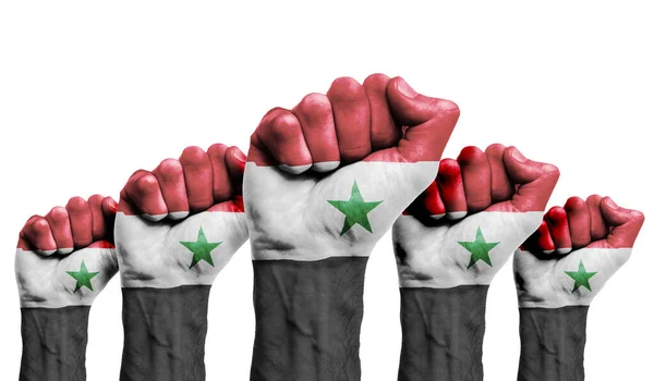 En upphöjd näve av en demonstranter målade med Syriens flagga — Stockfoto