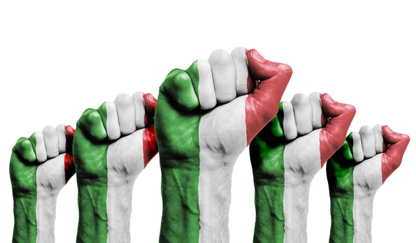 Піднятий кулак протестувальників з італійським прапором. — стокове фото