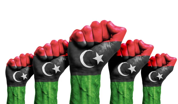 En upphöjd näve av en demonstranter målade med Libyens flagga — Stockfoto