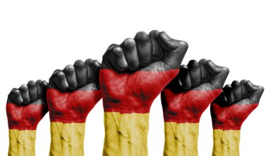 Germnay bayrağıyla boyanmış bir protestocunun yumruğu.