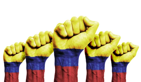 Een opgeheven vuist van een demonstrant geschilderd met de vlag van Colombia — Stockfoto