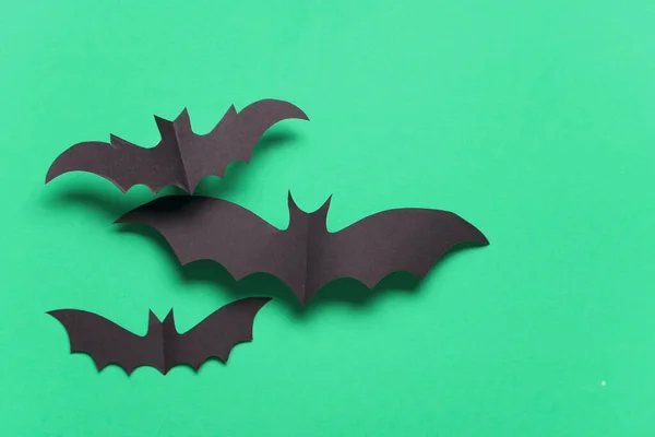 Halloween carta vampiro pipistrello decorazioni su uno sfondo verde . — Foto Stock