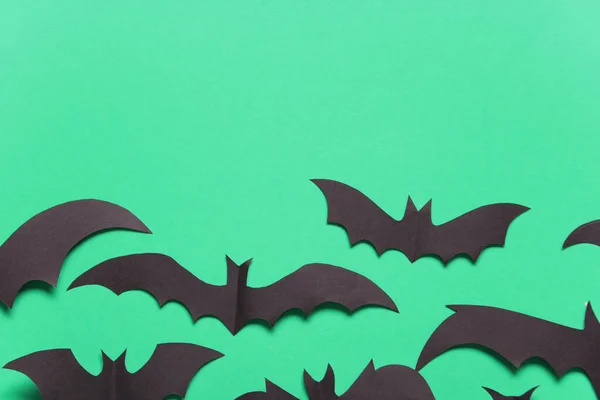 Halloween papel vampiro murciélago decoraciones sobre un fondo verde . — Foto de Stock