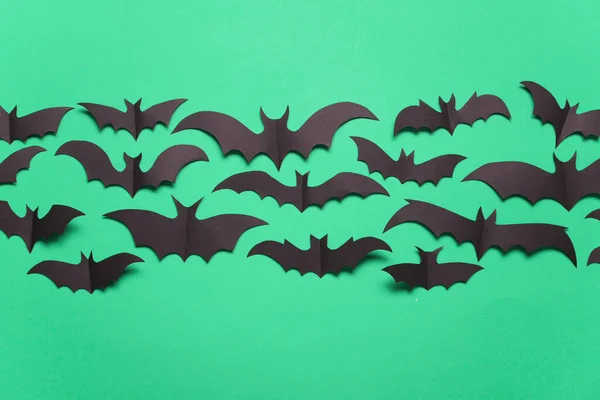 Halloween Papier Vampir Fledermaus Dekorationen auf grünem Hintergrund. — Stockfoto