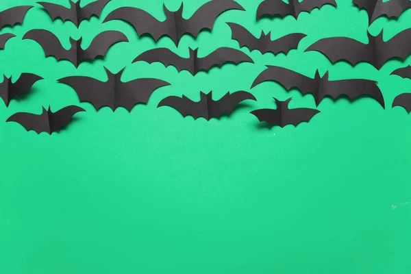 Halloween papel vampiro morcego decorações em um fundo verde . — Fotografia de Stock